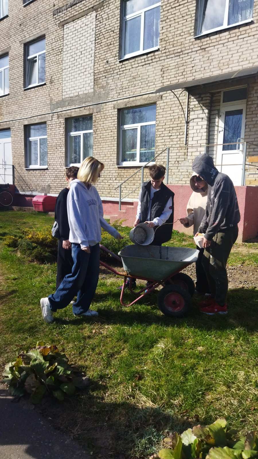 «Для себя же стараемся». Школа поддержала республиканский субботник
