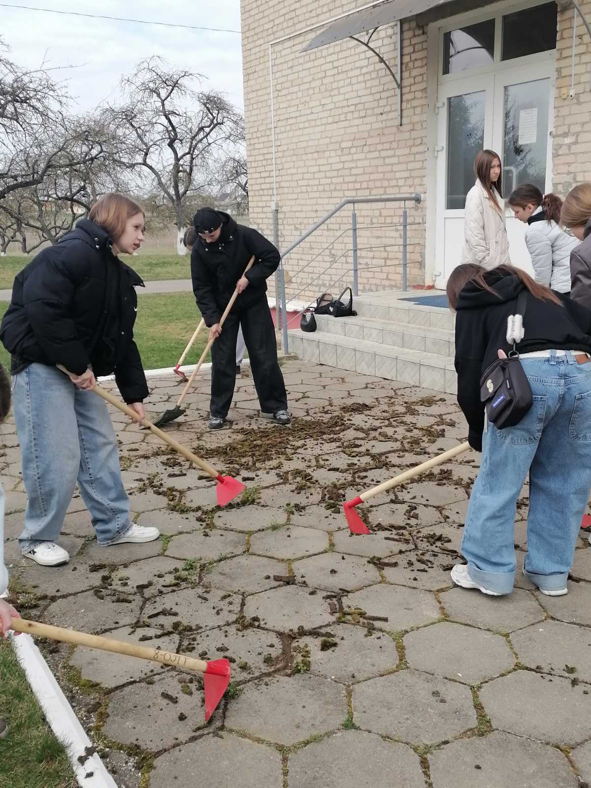 «Миссия выполнима: школьники на уборке территории!»